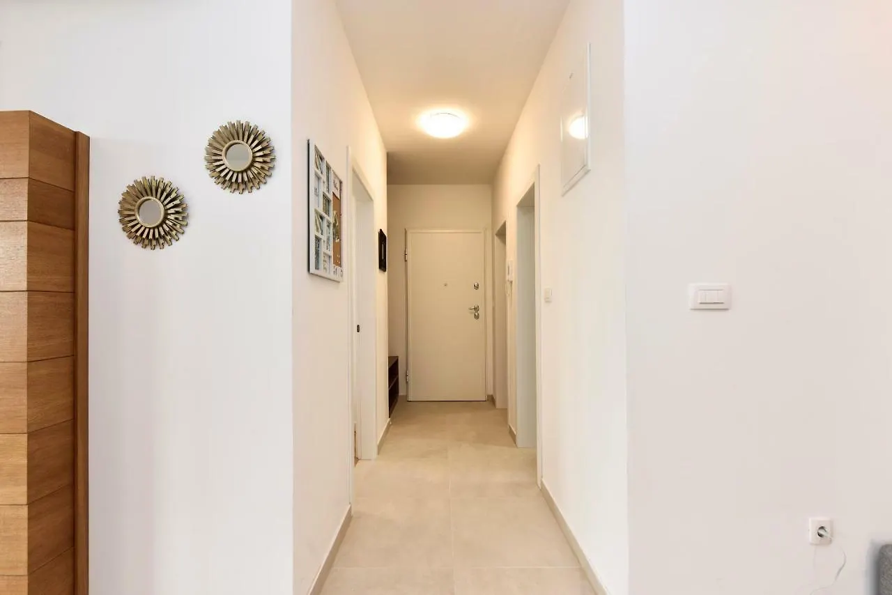 Luxury Residence 佩特坎内 0*,